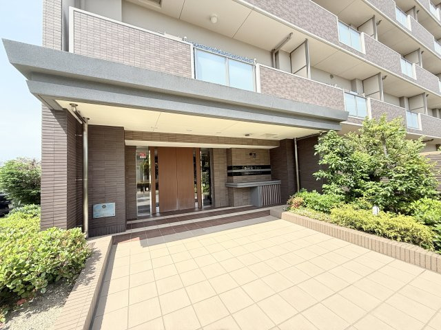 ブライトタウン磐田中泉Ⅱ|物件入口には緑があり心が和む外観となっております。
