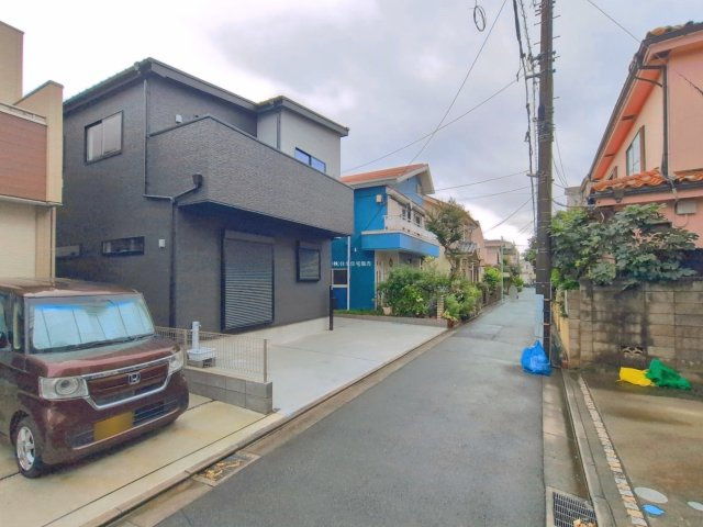 富士見市鶴瀬西３丁目の新築一戸建の前面道路含む現地写真|南西側約4.0ｍ公道
閑静な住宅街で住環境良好です。小学校・保育園・公園が近くにあって子育てに優しい環境です。