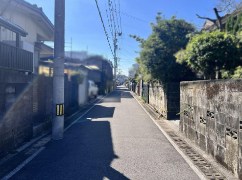 【人気の中万々エリア】高知市中万々　中古一戸建ての前面道路含む現地写真|閑静な住宅街に位置し、日当たり・通風ともに良好です◎