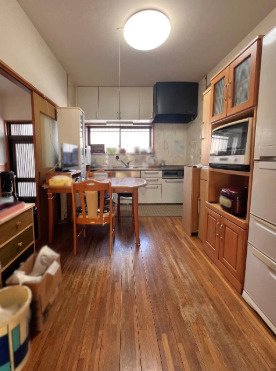 【人気の中万々エリア】高知市中万々　中古一戸建てのキッチン|家具を配置しやすい縦長の間取り。壁付けキッチンで空間を広く使えます。