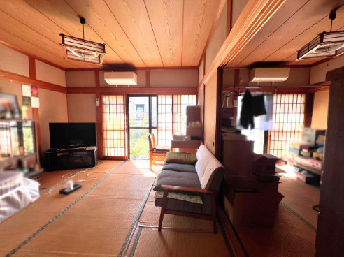 【人気の中万々エリア】高知市中万々　中古一戸建ての和室|心地よい光が差し込む広々とした和室。家族の団らんに最適です。