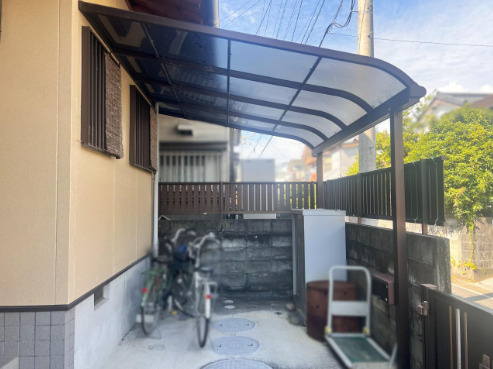 【人気の中万々エリア】高知市中万々　中古一戸建てのその他|屋根付きの駐輪・駐車スペースで、雨の日の乗り降りも快適♪