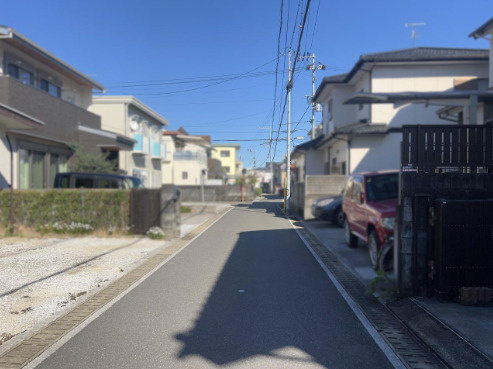 【人気の中万々エリア】高知市中万々　中古一戸建ての前面道路含む現地写真|車通りが少なく、小さなお子様がいるご家庭も安心の住環境。