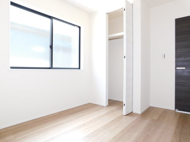 稲沢市平和町法立北瀬古の新築一戸建の収納|◇洋室◇　　明るい洋室５．４帖　全居室収納完備！