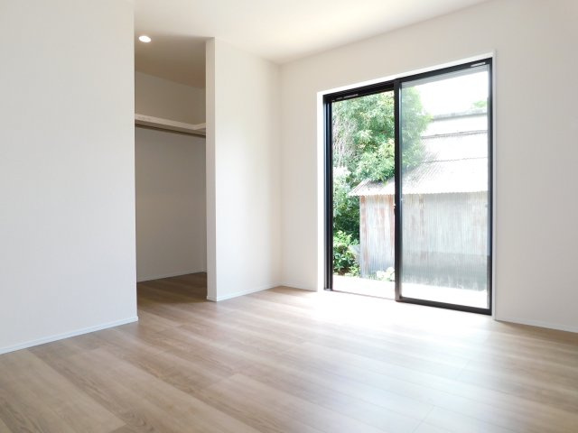 稲沢市平和町法立北瀬古の新築一戸建の洋室|◇洋室◇　　南面を含む２面採光で明るい洋室７．０帖　ウォークインクローゼット完備！