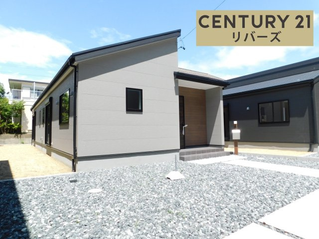 稲沢市平和町法立北瀬古の新築一戸建の外観|☆２号棟☆　　新価格！！いつでもご案内出来ます♪（お問合せ当日、平日、水曜、夜間でもＯＫ）　敷地８４．２５坪！　駐車最大６台ＯＫ　人気の平屋戸建て♪　収納豊富な４ＬＤＫ！　陽当たり良好♪　南に庭付き♪