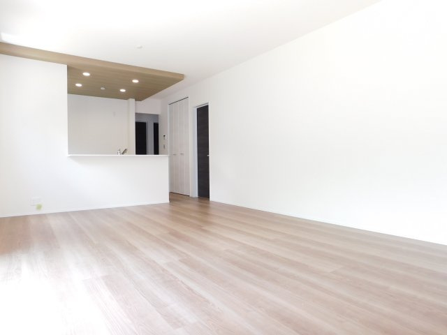 稲沢市平和町法立北瀬古の新築一戸建の居間・リビング|◇リビング◇　　南面で明るいリビング１８．０帖　キッチン横にはパントリー完備！