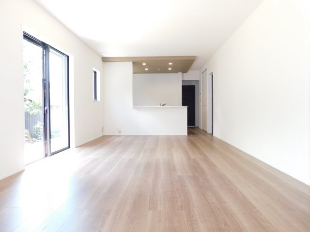 稲沢市平和町法立北瀬古の新築一戸建の居間・リビング|◇リビング◇　　南面で明るいリビング１８．０帖　開放感のある心地のよいリビング♪