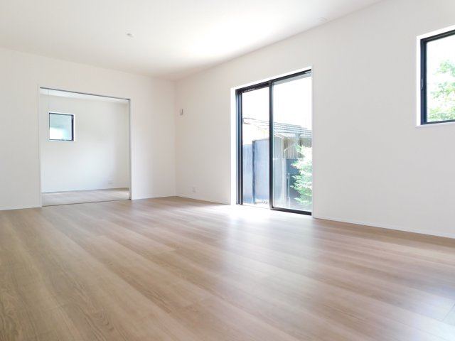 稲沢市平和町法立北瀬古の新築一戸建の居間・リビング|◇リビング◇　　南面で明るいリビング１８．０帖　洋室と続き間で２２．５帖の広々空間になります♪
