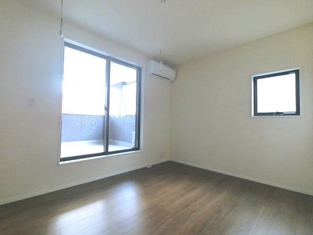 北野町今山 2号棟の洋室|洋室②　7.2帖のお部屋　隣のバルコニーへ移動できます♪