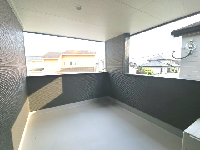 北野町今山 2号棟のバルコニー|布団を干すのに十分な広さです