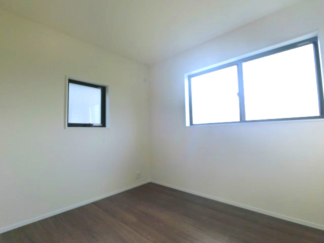 北野町今山 2号棟の洋室|洋室③　5.5帖のお部屋　2面から差し込む光で部屋が明るいです