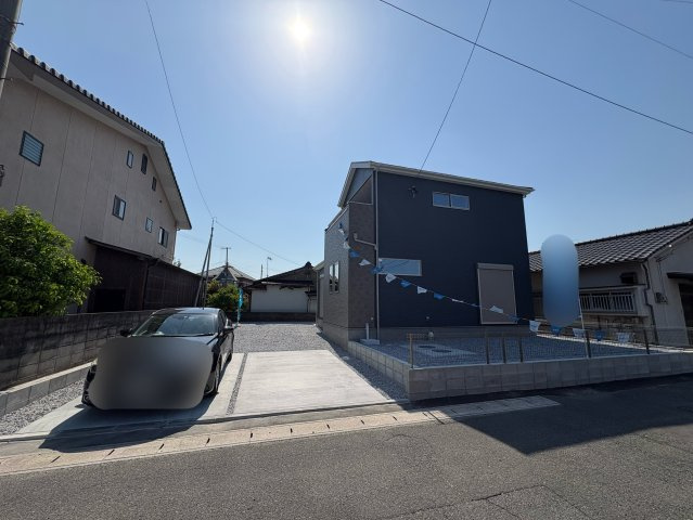 田川市桜町4期　新築戸建ての前面道路含む現地写真|駐車場は4台駐車可能♪