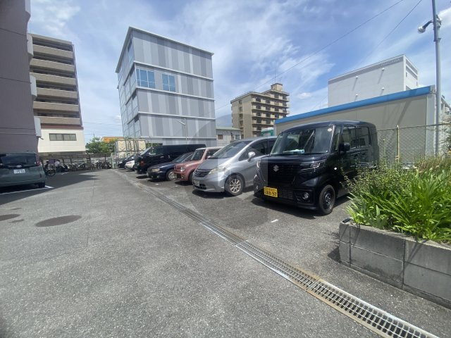サンローズ吉田の駐車場