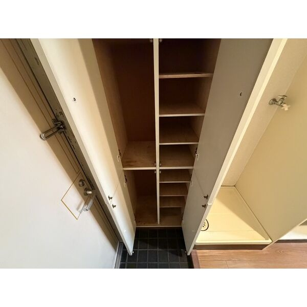 デトムワン四条大宮の収納|下駄箱上部