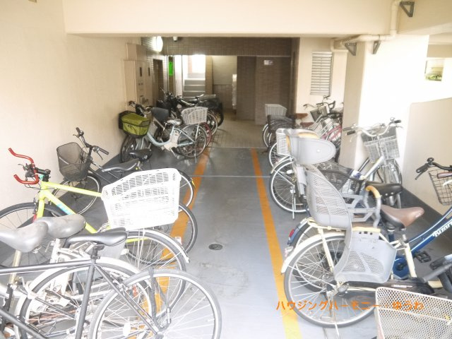 【駐輪場】 | 宮本３７ハイツ | 屋根付きの駐輪場となっていますので、雨の日でも大切な自転車が濡れずに済みます。