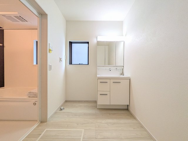 八王子市　小比企町　新築一戸建て　１期の脱衣所|～窓付きで明るい洗面所　換気もしやすいです～