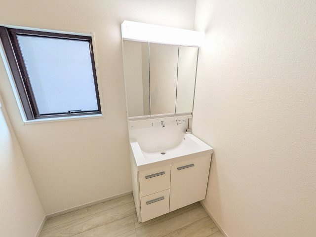 八王子市　小比企町　新築一戸建て　１期の独立洗面台|～３面鏡付きの独立洗面台　細々している物をスッキリ収納出来ます～