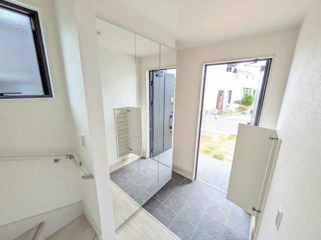 八王子市　小比企町　新築一戸建て　１期の玄関|～全面ミラータイプのシューズボックスで、より広く感じる玄関～