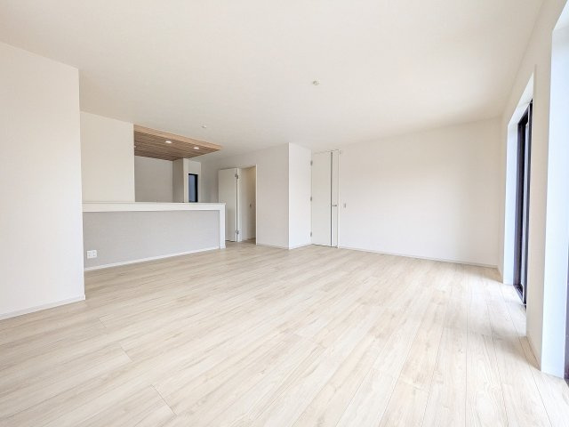 八王子市　小比企町　新築一戸建て　１期の居間・リビング|～20.0帖の明るく開放感のあるLDK、家族団欒の時間をお過ごしいただけます～