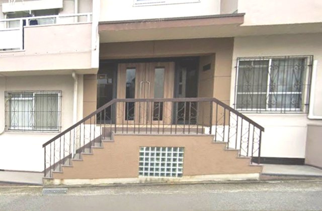 ハローマンション本山のエントランス
