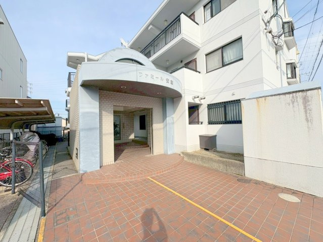 ファミール安倉のエントランス|ゆとりのあるエントランスです