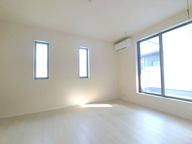 北野町今山 3号棟の居間・リビング|洋室①　8.2帖のお部屋　隣のバルコニーへ移動できます♪