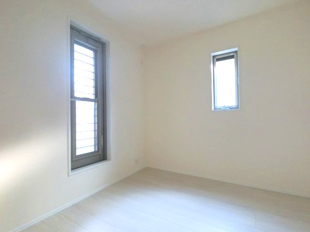 北野町今山 3号棟の洋室|洋室②　4.5帖のお部屋　バルコニーへ移動できます
