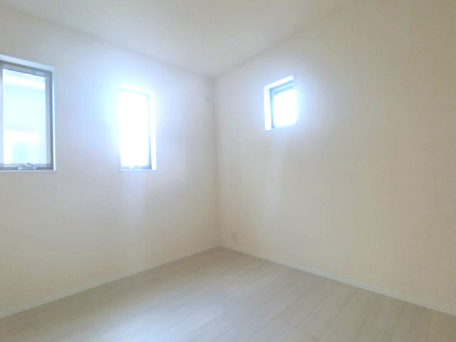 北野町今山 3号棟の洋室|洋室③　4.5帖のお部屋　2面から差し込む光で部屋が明るいです
