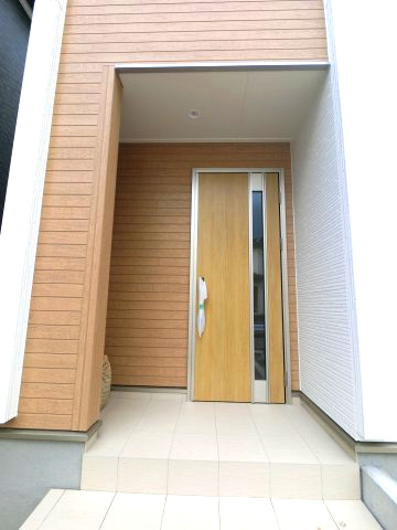 北野町今山 3号棟の玄関|落ち着いた色合いの玄関