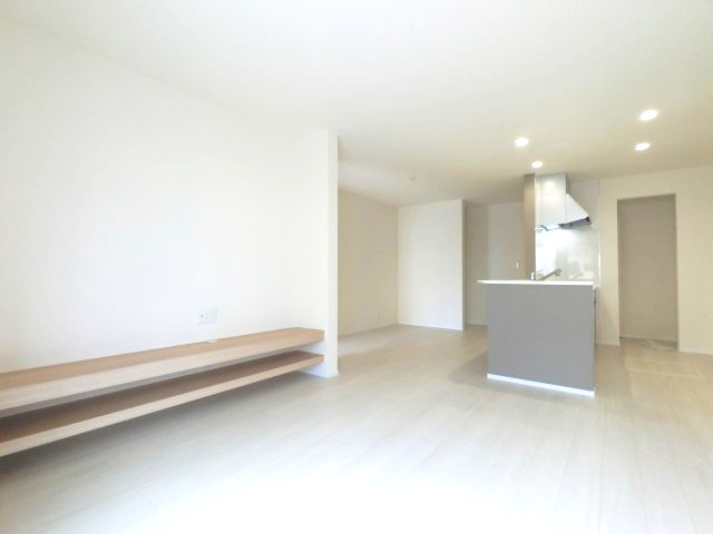 北野町今山 3号棟の居間・リビング|20.2帖の広々空間で家族の憩いの場を提供