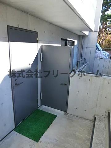 三鷹市下連雀１丁目の賃貸マンションの玄関