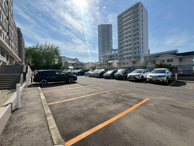 敷地内駐車場完備で、お車利用もスムーズ。ゆとりある駐車スペースで、毎日のカーライフを快適に支えます。