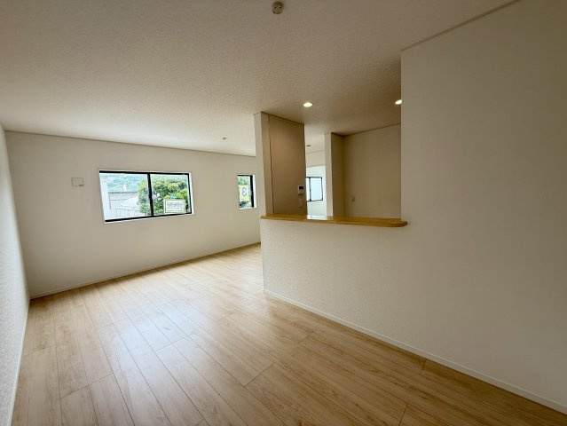 クレイドルガーデン糸満市南波平 第２・３号棟の居間・リビング|リビングを見渡せるので、料理中も家族との時間を楽しめる対面キッチン
