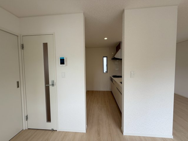 クレイドルガーデン糸満市南波平 第２・３号棟の玄関|リビング側からみたキッチン