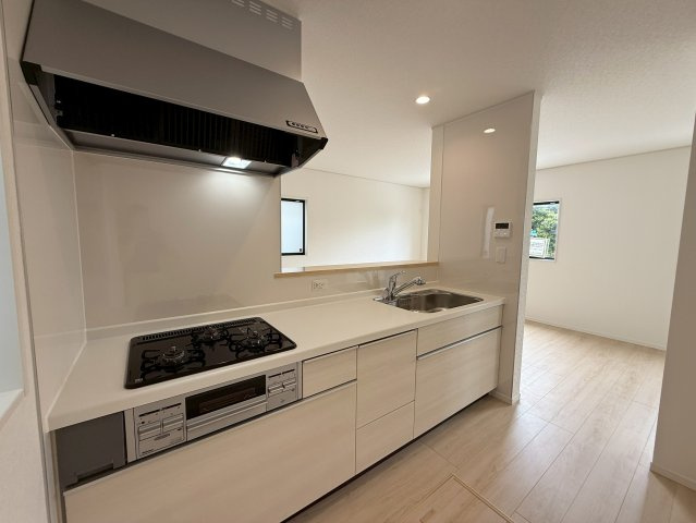 クレイドルガーデン糸満市南波平 第２・３号棟のキッチン|奥行きと横幅にゆとりがあり、2人並んでも快適に作業できる対面キッチン