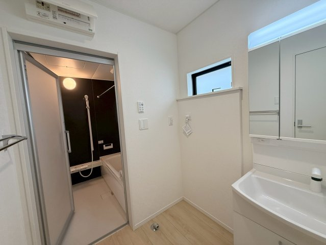 クレイドルガーデン糸満市南波平 第２・３号棟の独立洗面台|ハンドシャワー付き洗面化粧台＆洗濯機置場から浴室への動線