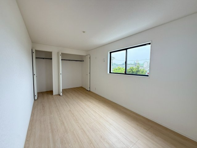 クレイドルガーデン糸満市南波平 第２・３号棟の洋室|二面採光の２階主寝室８帖・クローゼット収納×２