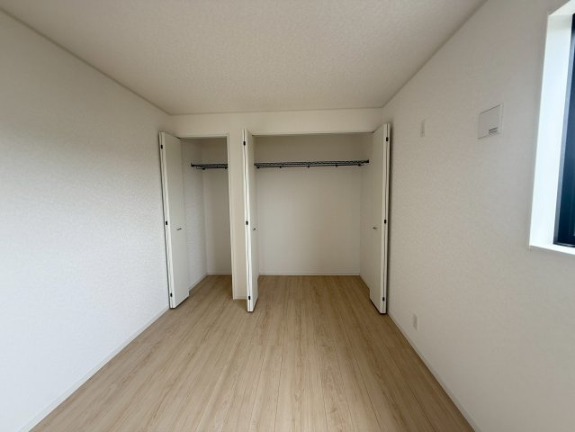 クレイドルガーデン糸満市南波平 第２・３号棟のその他|２階主寝室８帖には、クローゼット収納×２を設置