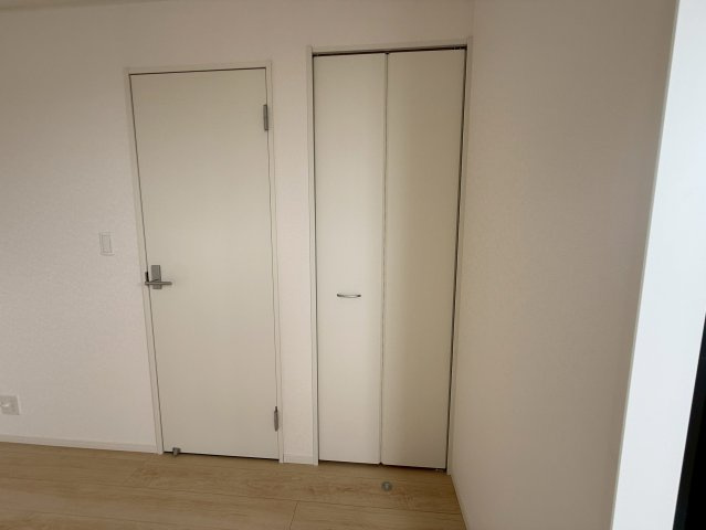 クレイドルガーデン糸満市南波平 第２・３号棟の収納|２階洋室６帖には、クローゼット収納を設置