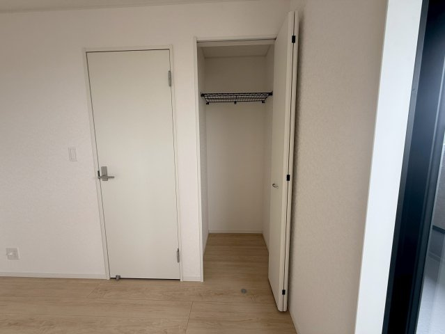 クレイドルガーデン糸満市南波平 第２・３号棟の収納|２階洋室６帖には、クローゼット収納を設置