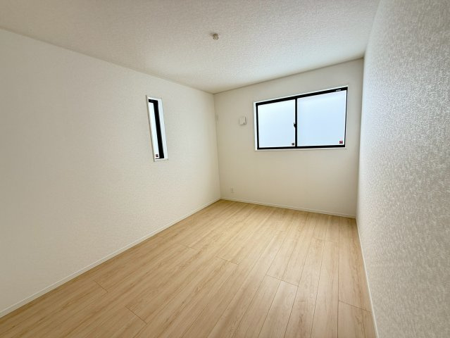 クレイドルガーデン糸満市南波平 第２・３号棟の洋室|二面採光の２階洋室6.5帖