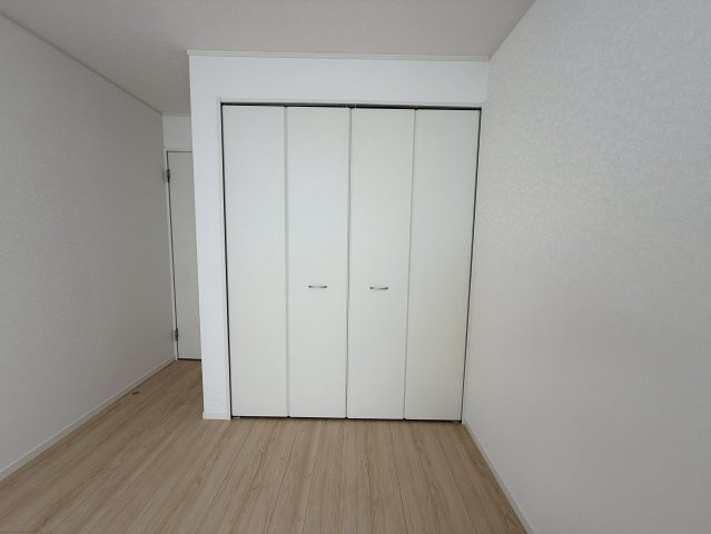 クレイドルガーデン糸満市南波平 第２・３号棟の収納|２階洋室6.5帖には、クローゼット収納を設置