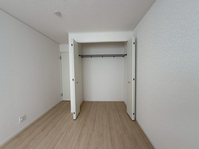 クレイドルガーデン糸満市南波平 第２・３号棟のその他|２階洋室6.5帖には、クローゼット収納を設置