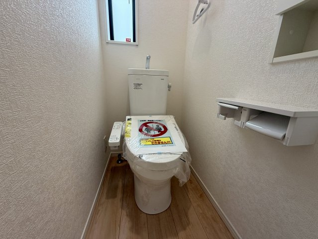 クレイドルガーデン糸満市南波平 第２・３号棟のその他|２階トイレ・換気窓＆収納棚付き／温水洗浄便座