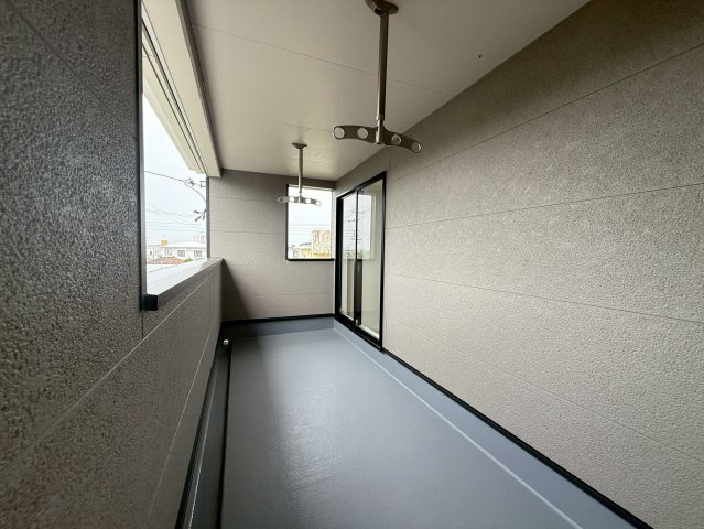 クレイドルガーデン糸満市南波平 第２・３号棟のバルコニー|急な雨も安心♪様々な用途に使える広々二面ルーフバルコニー