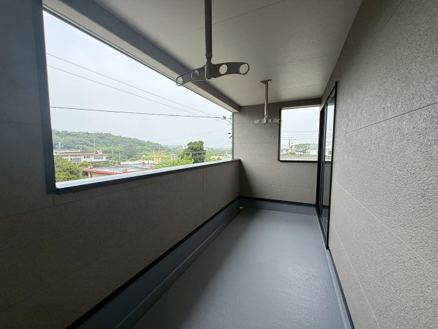 クレイドルガーデン糸満市南波平 第２・３号棟のバルコニー|急な雨も安心♪様々な用途に使える広々二面ルーフバルコニー