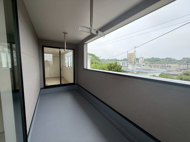 クレイドルガーデン糸満市南波平 第２・３号棟のバルコニー|急な雨も安心♪様々な用途に使える広々二面ルーフバルコニー