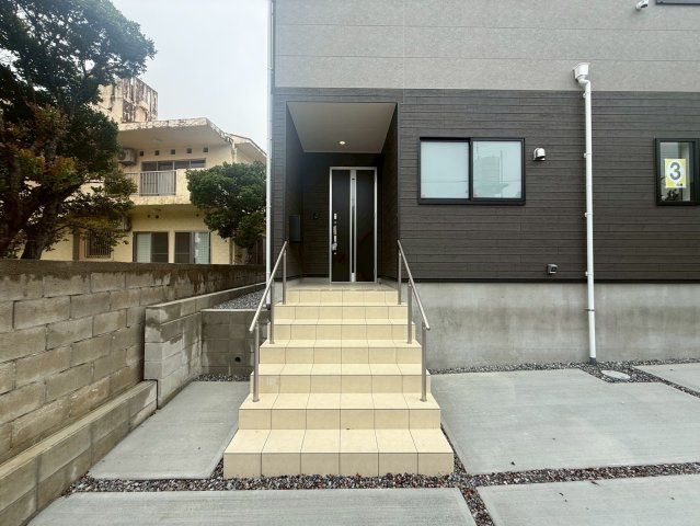 クレイドルガーデン糸満市南波平 第２・３号棟のその他|屋根付きで置き配スペースも確保できる玄関ポーチ／人感センサー付き玄関灯・TVモニター付きインターフォン・防犯カメラ◎