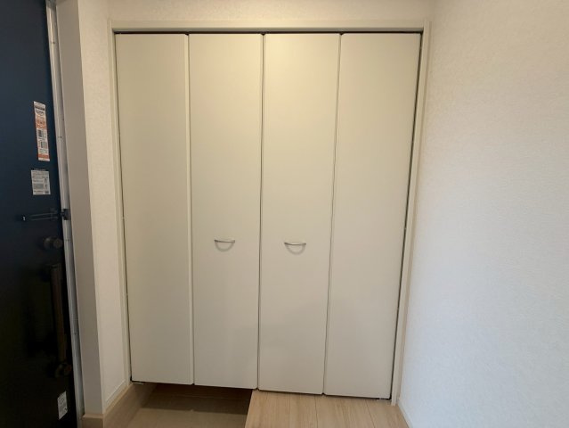 クレイドルガーデン糸満市南波平 第２・３号棟の収納|玄関には可動式棚付きで収納力抜群の天井高シューズクローゼット